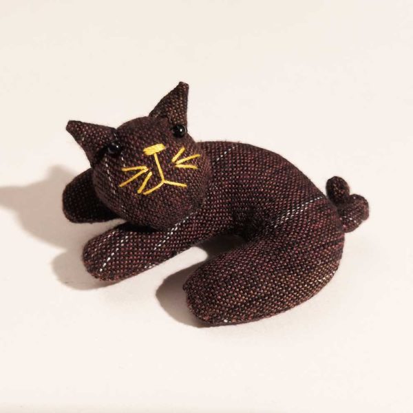 Spilla a forma di gatto in cotone tartan marrone