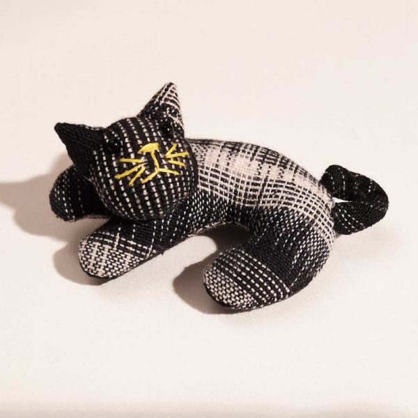 Spilla a forma di gatto in cotone tartan nera