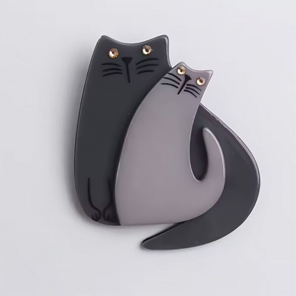 Spille in acrilico lucido due gatti colorati, nero e grigio