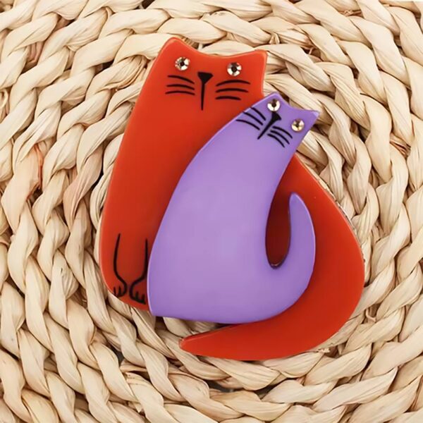 Spille in acrilico lucido due gatti colorati, rosso e viola