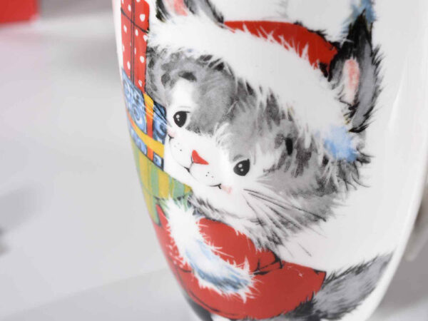 Tazza in ceramica con gattino natalizio, dettaglio