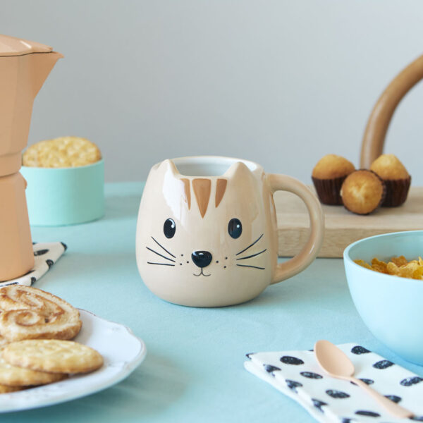 Tazza in ceramica musetto di gatto rosso, ambientato 01