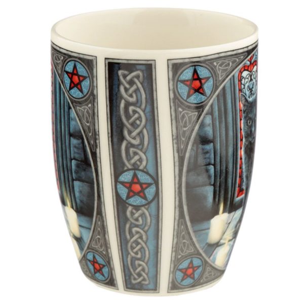 Tazza con gatto arcano disegnato da Lisa Parker di lato