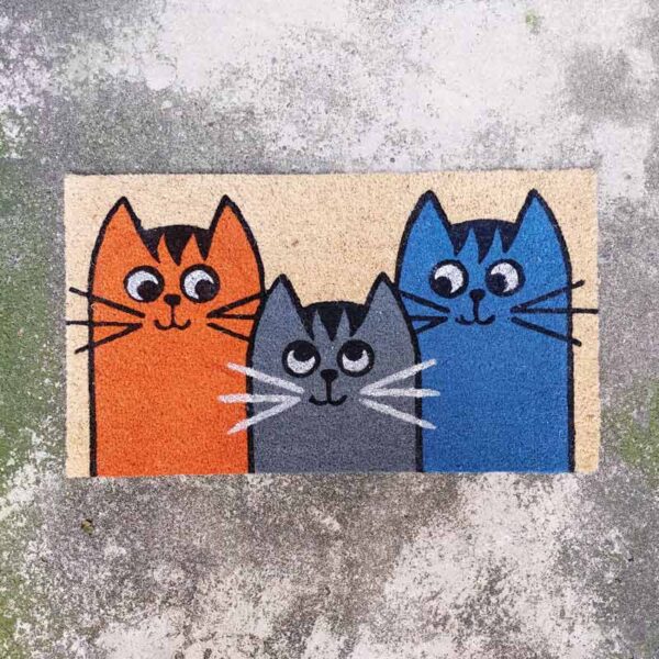 Zerbino con tre gatti colorati